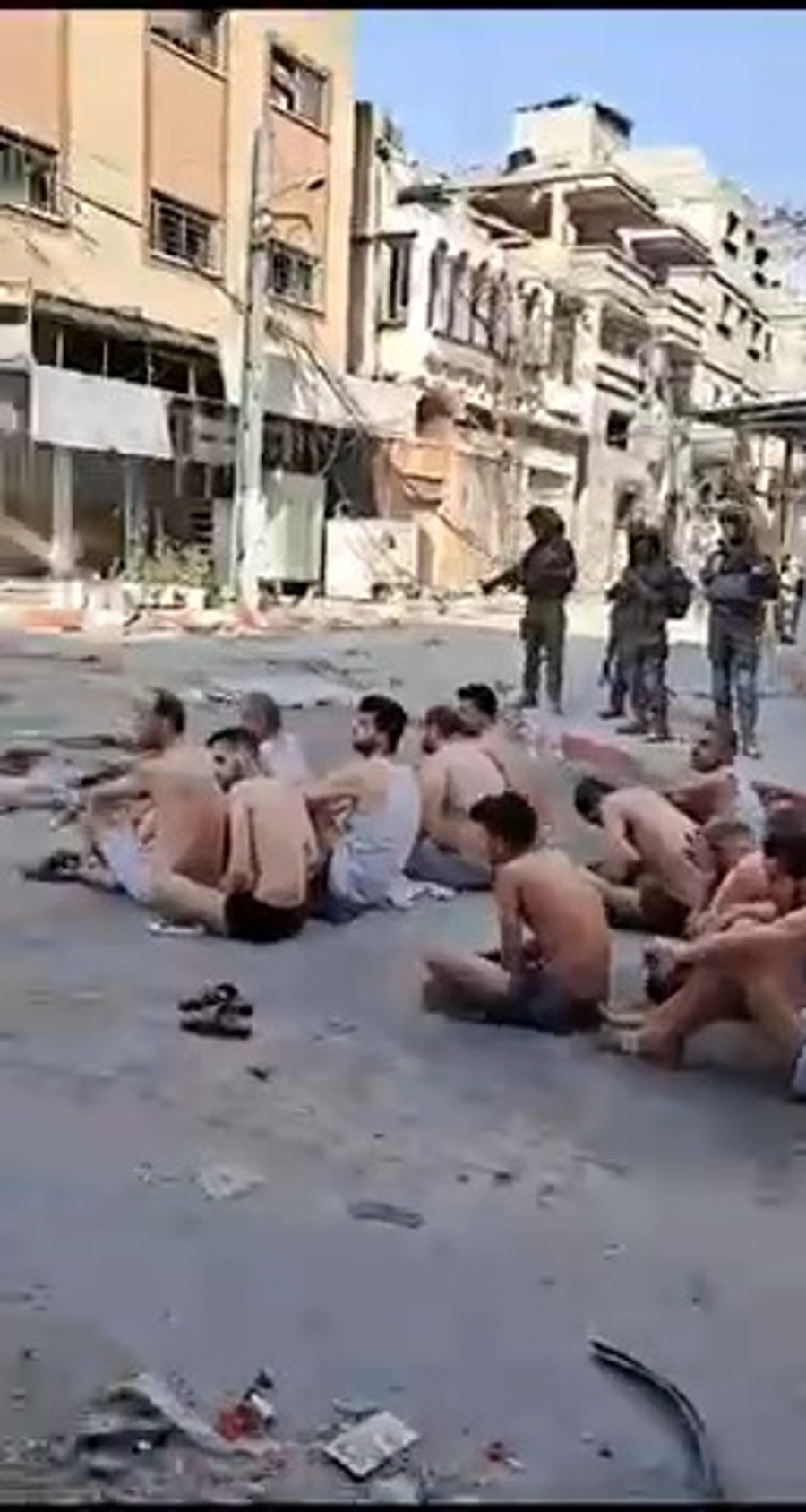 מחבלים מארגון הטרור חמאס נכנעים לחיילי צה"ל בחאן יונס