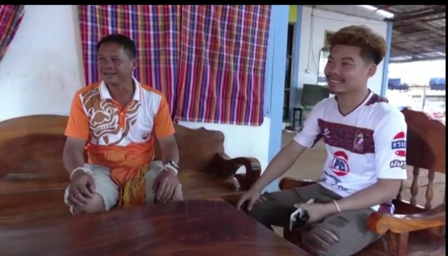 אנוצ'ה עם משפחתו לאחר שחזר לתאילנד 