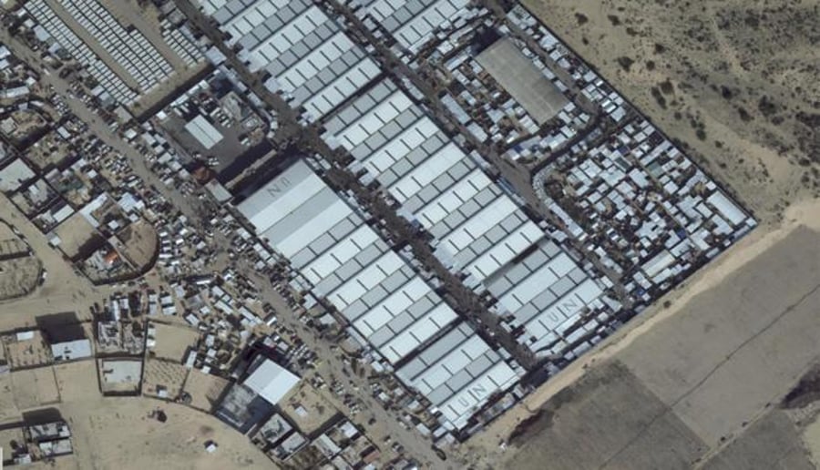 אתר השיגור, ליד אוהלים של אזרחים עזתים שפונו