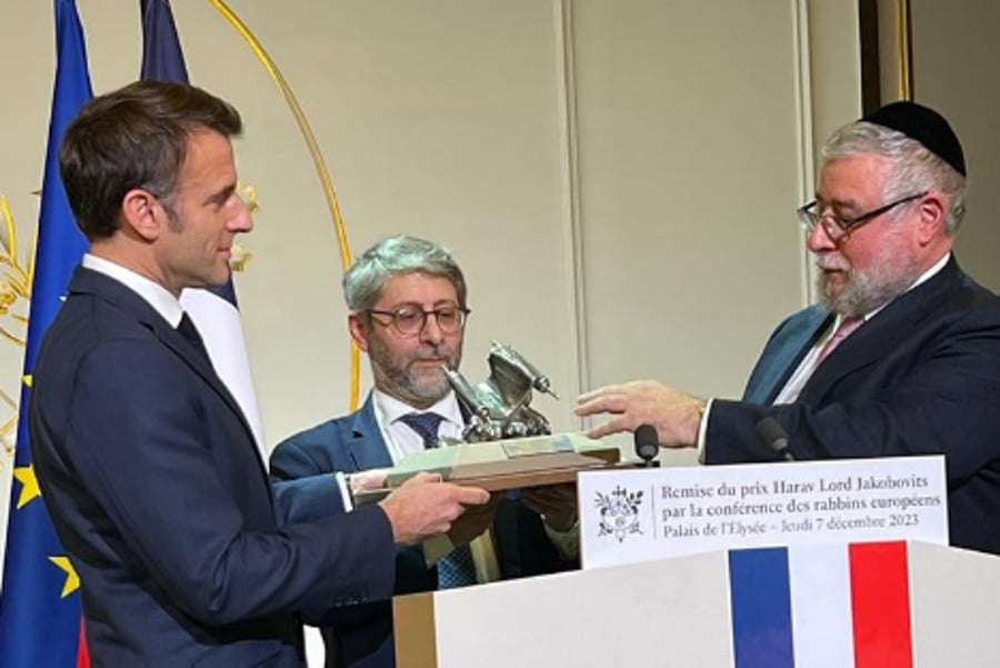 בהדלקת נר ראשון של חנוכה: הגר"פ גולדשמידט העניק לנשיא צרפת פרס יוקרתי | תיעוד