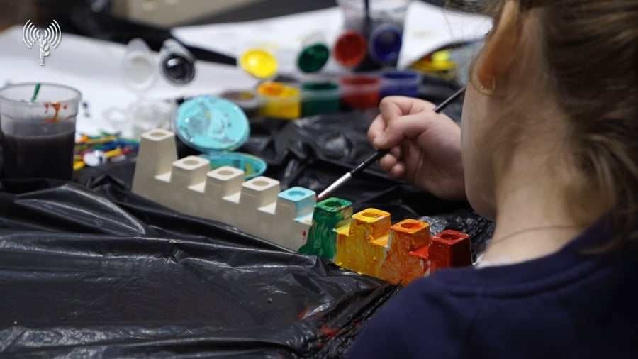 תיעוד מקישוט החנוכיות על ידי ילדי הקהילות המפונות עם חיילי מערך מגן