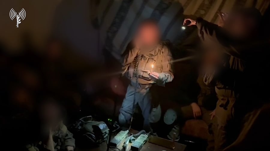 לוחמי צה״ל מדליקים נרות חנוכה בתוך רצועת עזה