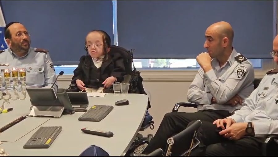 חיזקי טורנהיים עם מפקד בית הסוהר