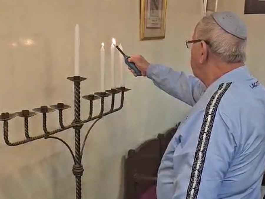 צפו: נר שלישי של חג החנוכה בבית הכנסת של מרקש