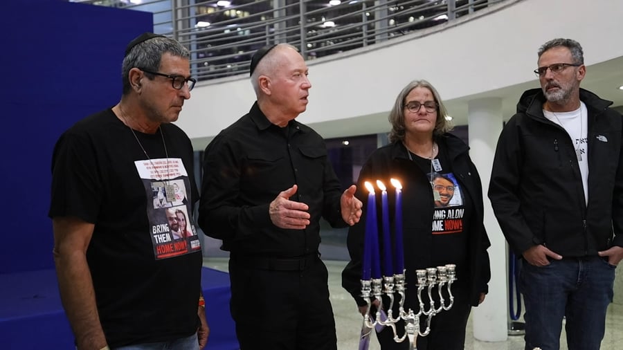 גלנט מדליק נר עם המשפחות