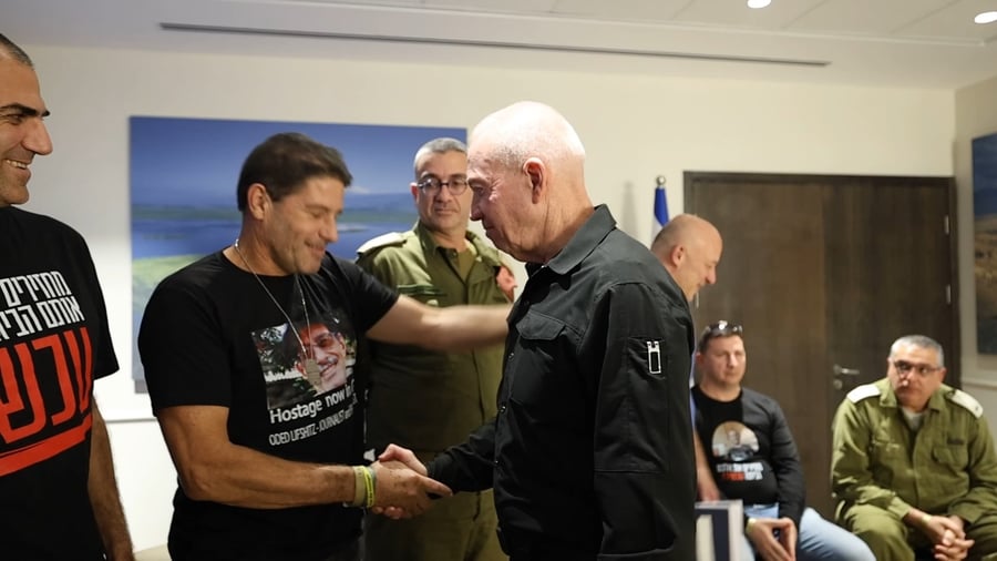 שר הביטחון בהדלקת נרות חנוכה עם משפחות חטופים