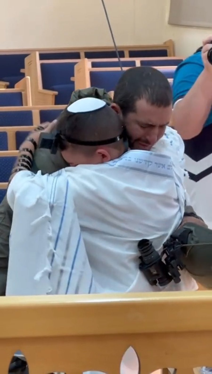 היישר מהלחימה בעזה - האבא מפתיע את בנו בבר מצווה