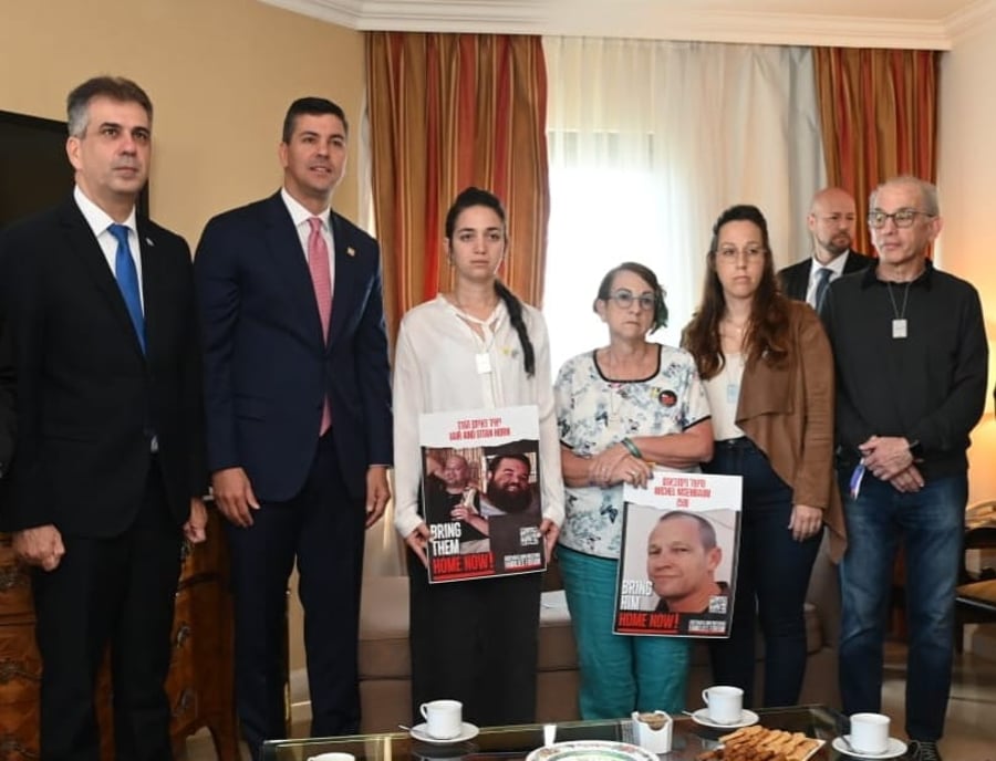 נשיא פראגוואי ושר החוץ אלי כהן עם משפחות החטופים