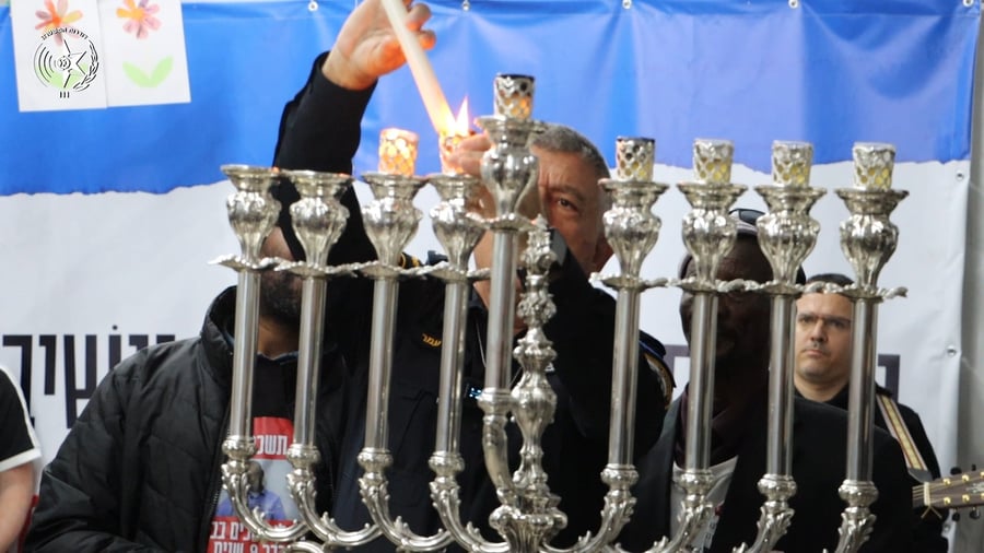 הדלקת נר חנוכה עם משפחות החטופים