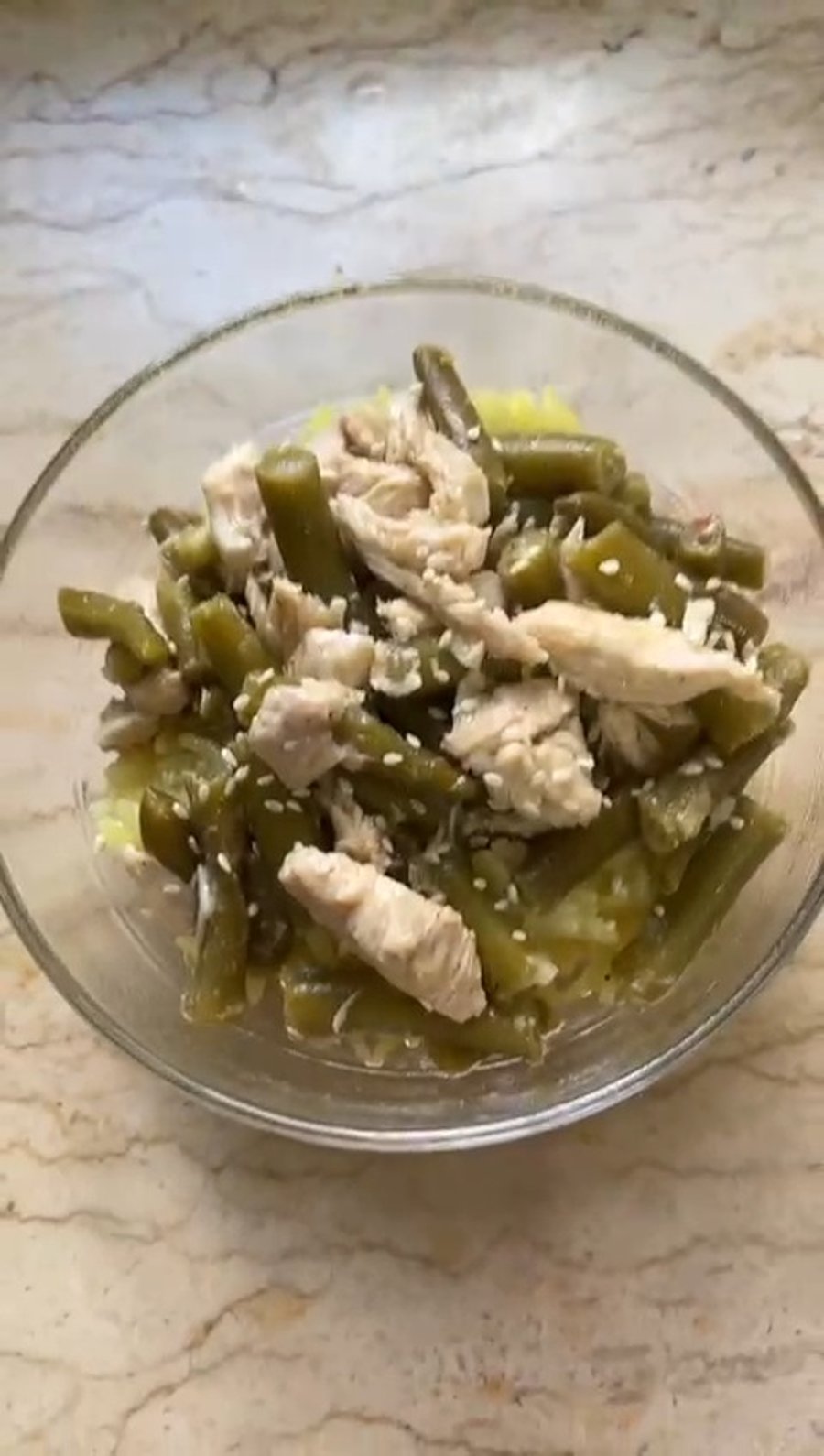 חזה עוף ושעועית ירוקה ברוטב חמצמץ