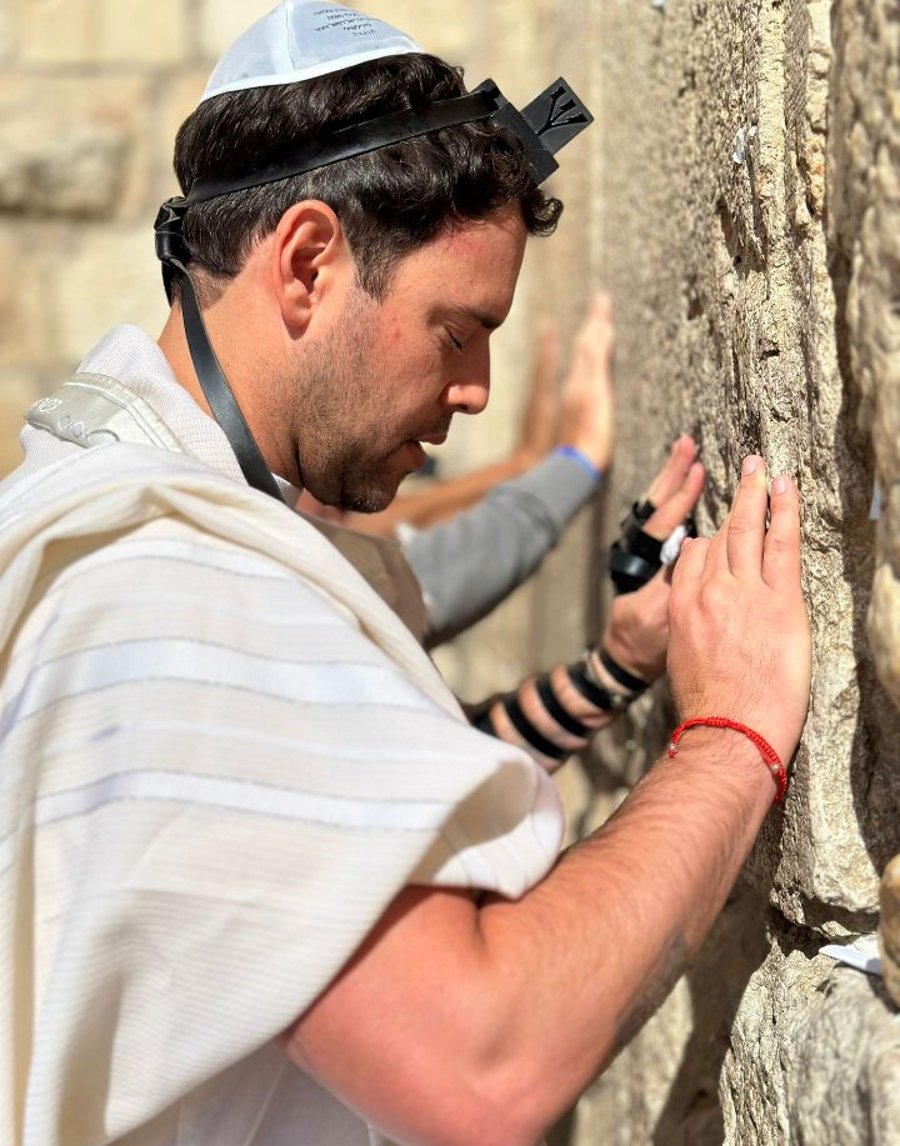במסגרת מסע הסברה בישראל: המפיק ההוליוודי הגיע לתפילה בכותל המערבי