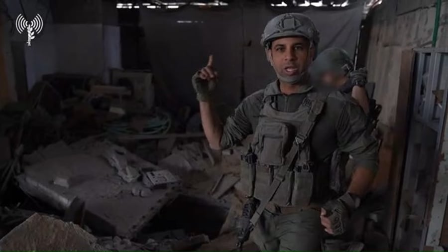 מפקד חטיבה 401, אלוף-משנה בני אהרון, שחושף בונקר תת קרקעי ופיר בכיכר פלסטין