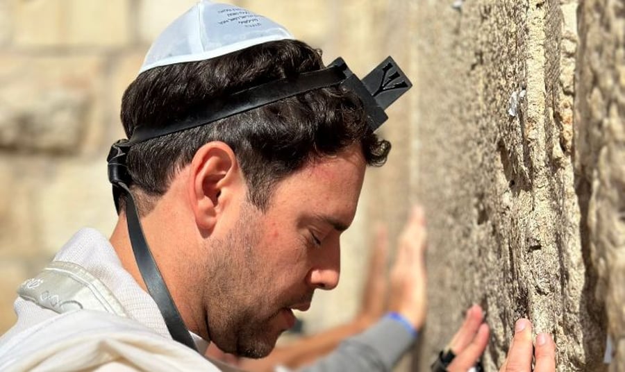 במסגרת מסע הסברה בישראל: המפיק ההוליוודי הגיע לתפילה בכותל המערבי