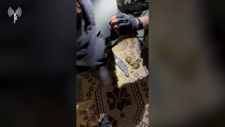 לוחמי צוות הקרב החטיבתי 551 מציגים את אמצעי הלחימה שאותרו בבית הספר