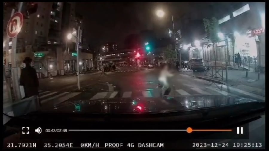 הנער חוצה את הכביש, הרכב מגיע ומעיף אותו | צפו