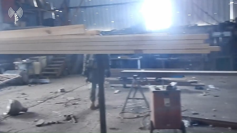 תיעוד מפשיטת הלוחמים על מחרטה לייצור נשק מפשיטה והשמדה של מצבור אמצעי לחימה