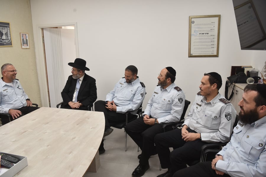 הרה"ר ביקר במעשיהו: "למעלה מ-10 גיטין ניתנו השנה בבתי הסוהר בישראל"