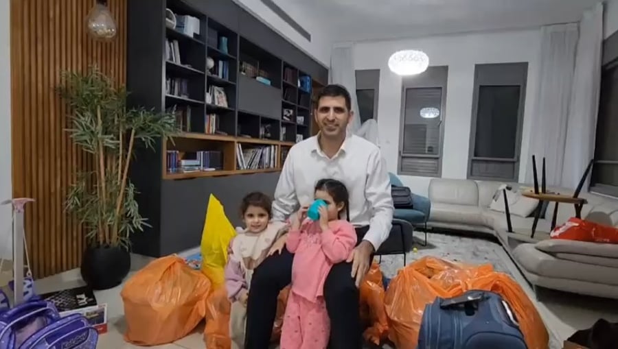 צפו בשר קרעי שחזר לביתו עם ילדיו