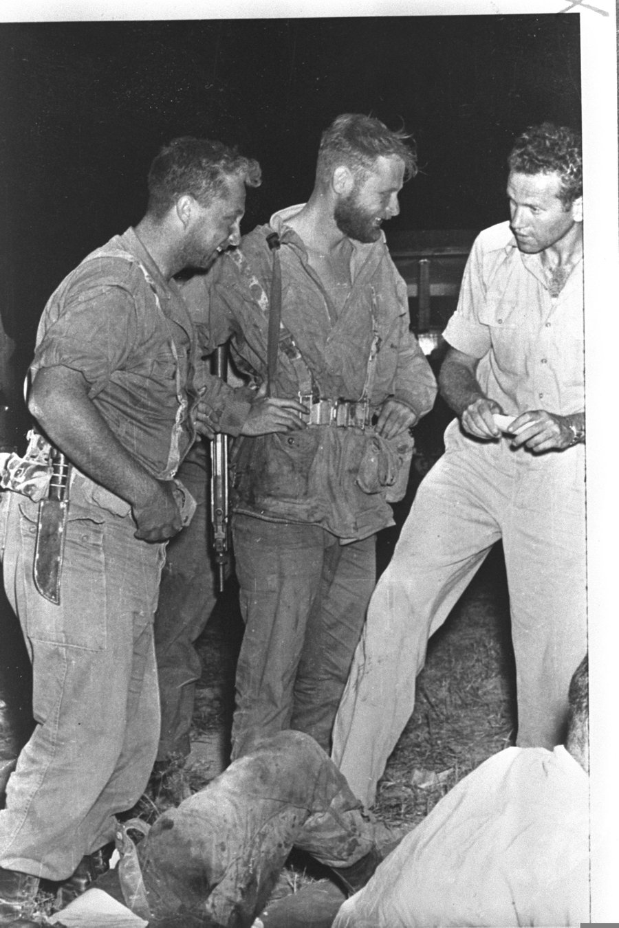 משמאל לימין: אריאל שרון, אהרן דוידי ויצחק בן מנחם (גוליבר), במשטרת חן יונס בזמן מבצע אלקיים