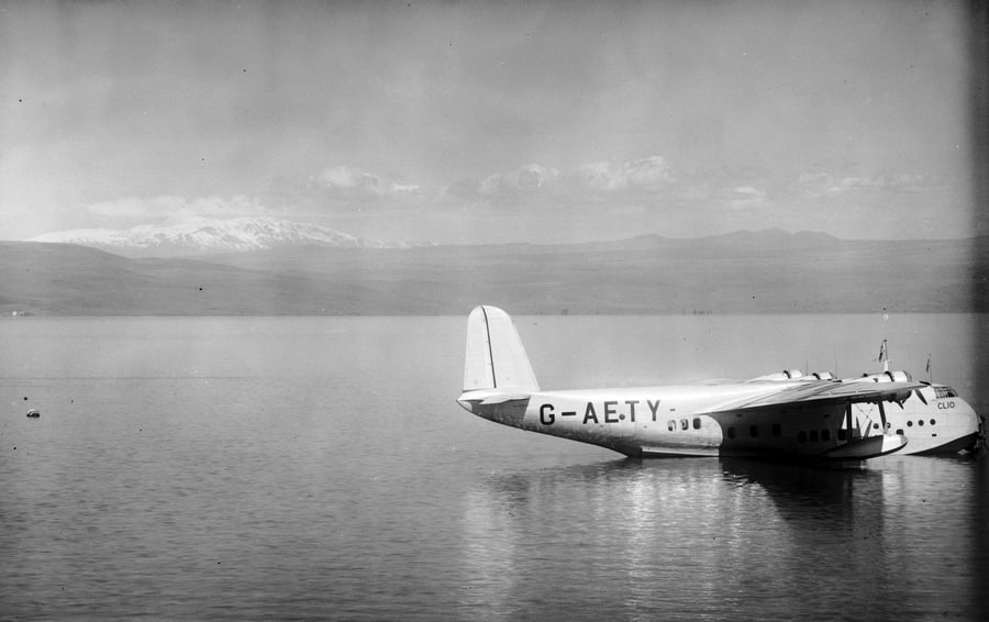 מטוס ימי בים כנרת, ברקע הר החרמון, צולם בין השנים 1939–1934