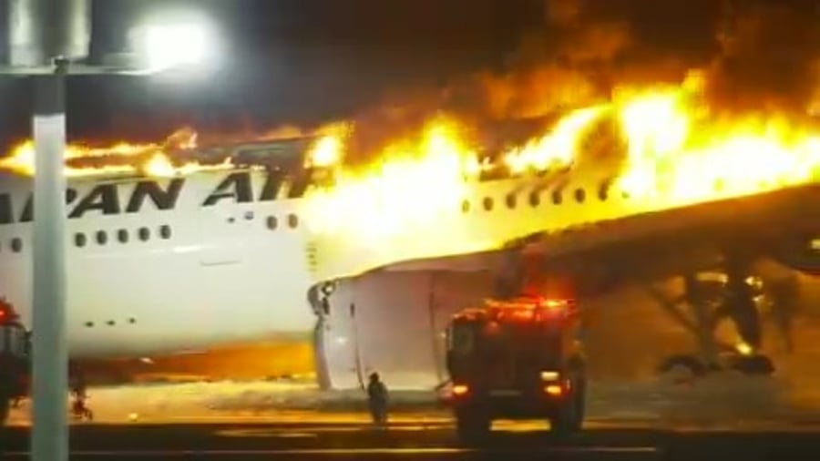 מטוס ועליו מאות נוסעים עלה בלהבות בטוקיו | תיעוד חריג