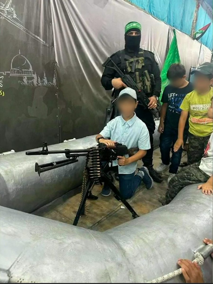 ילדים מתנסים באמצעי לחימה לצד פעילי ארגון הטרור