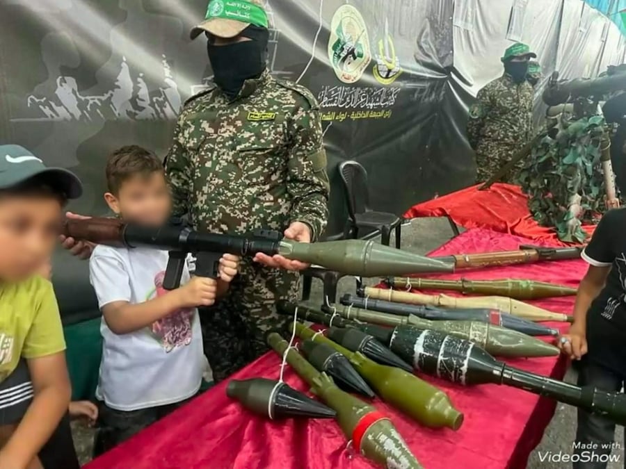 ילדים מתנסים באמצעי לחימה לצד פעילי ארגון הטרור