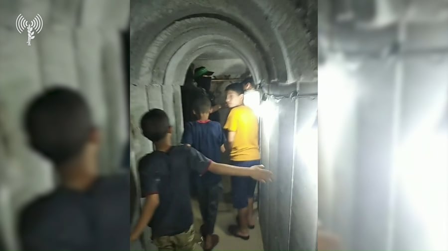 תיעוד של ילדים במתקן אימון של החמאס המדמה מנהרה