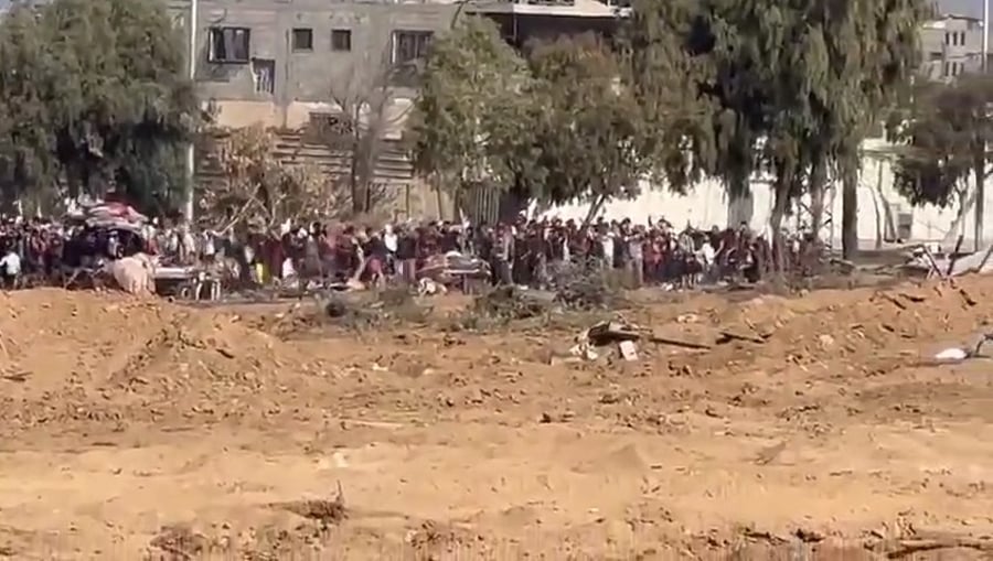 תושבים עזתים יוצאים מבתיהם בתחילת המלחמה