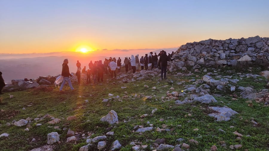 לאחר השחתת המזבח: עשרות הגיעו לתפילת ותיקין בהר עיבל