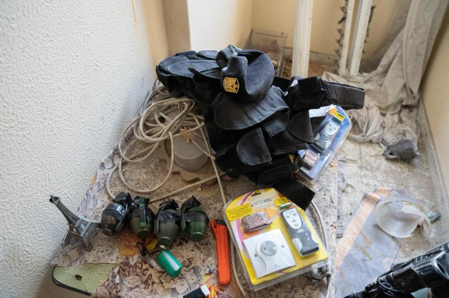 אמצעי לחימה, מודיעין ותעמולה שנמצאו במרחב ביתו של אחמד סמארה