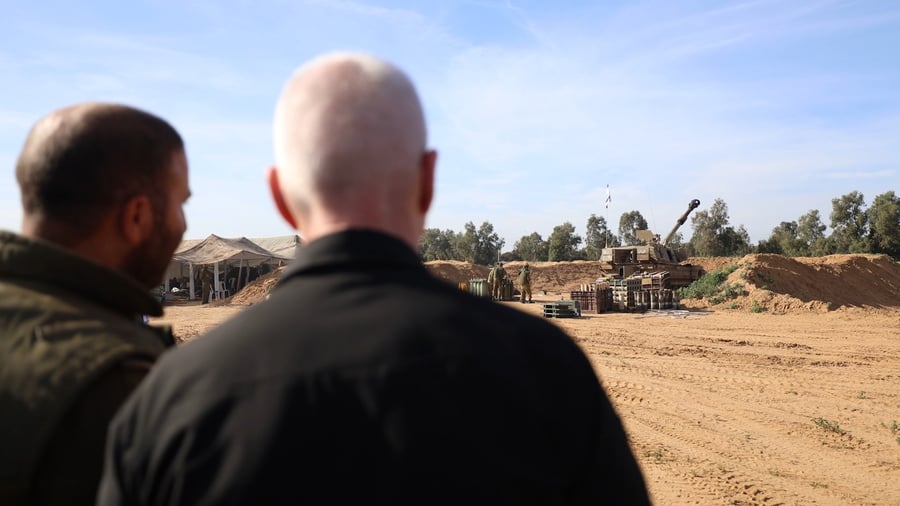 גלנט צופה בפעילות אוגדה 98