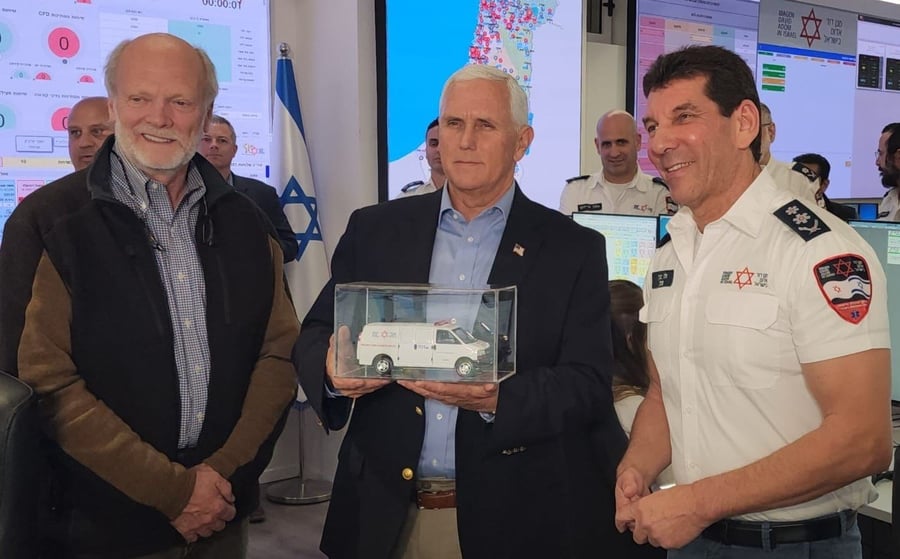 סגן נשיא ארצות הברית לשעבר מייק פנס ביקר במגן דוד אדום