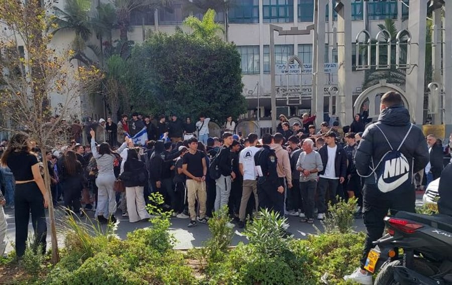 בעקבות סערת התפילין: תלמידים מפגינים בכניסה לגימנסיה 