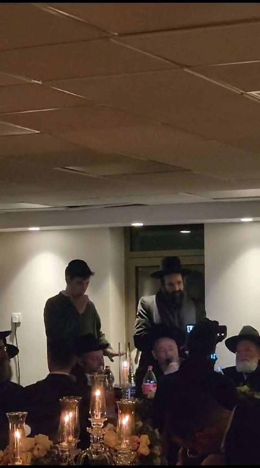 הגאון רבי יהודה ברייטקופף נואם בסעודת המצווה