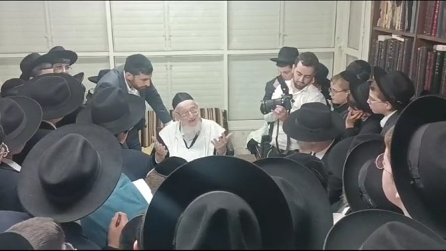 ראש הישיבה עם הנערים