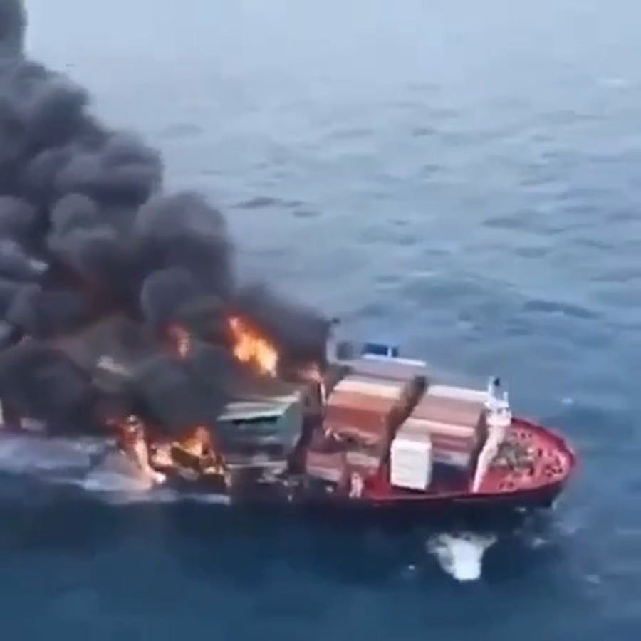 הספינה האמריקאית בוערת באש