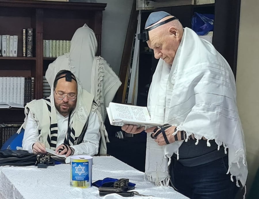 השבוע עם מר שלווה יוספשווילי מאחרוני היהודים עם סידור תפילה בשפה הגרוזינית