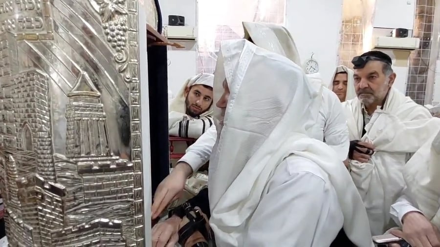 הגר"מ מאזוז מברך הבוקר הגומל