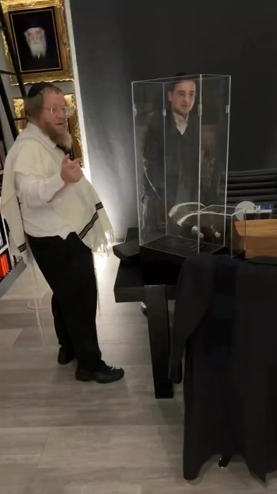 מעניק את ספר התורה לגביר