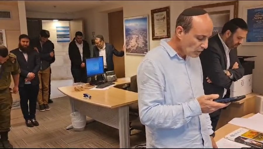 תפילת מנחה בלשכת גפני