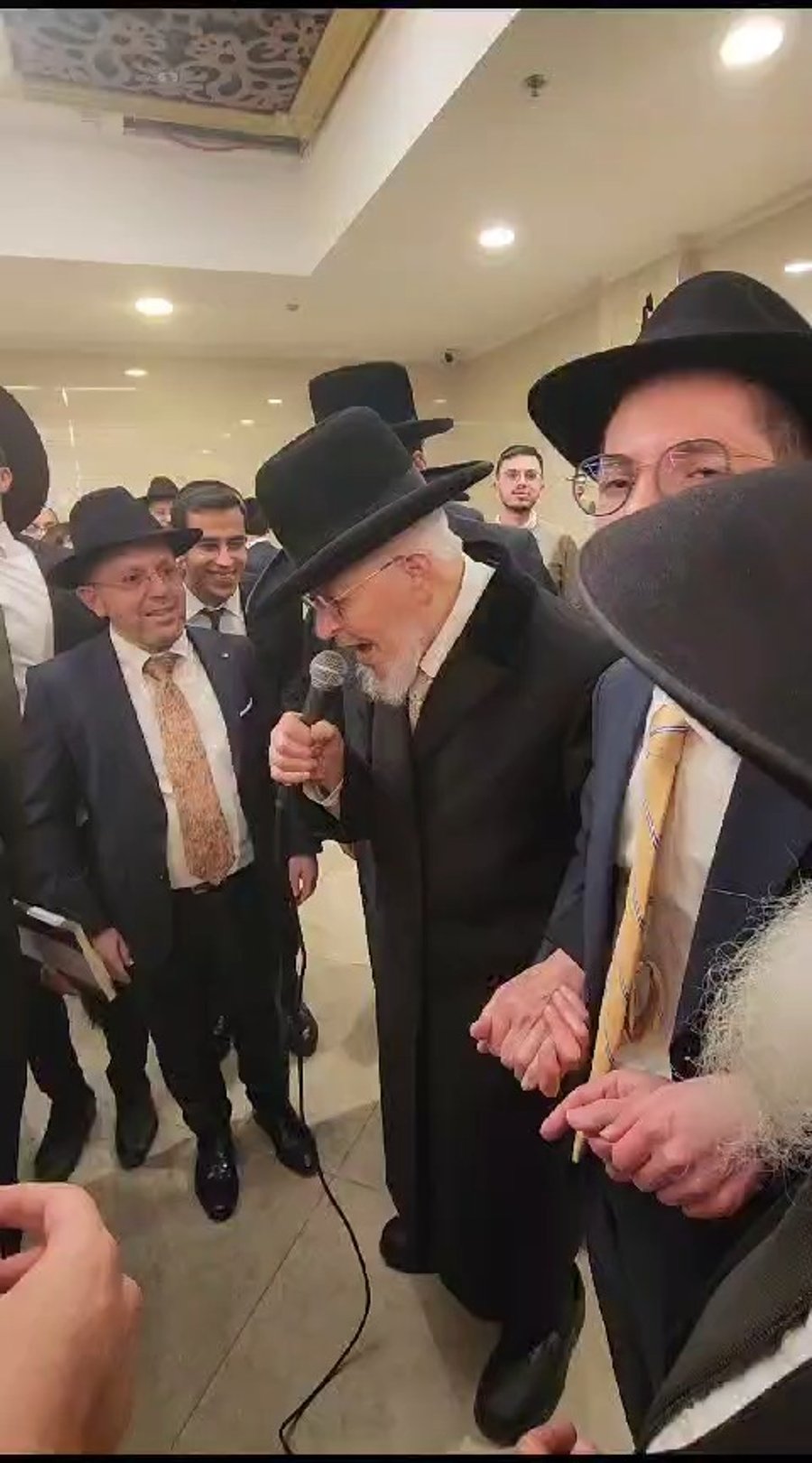 הגר"י אזרחי בשמחת התורה באירוע