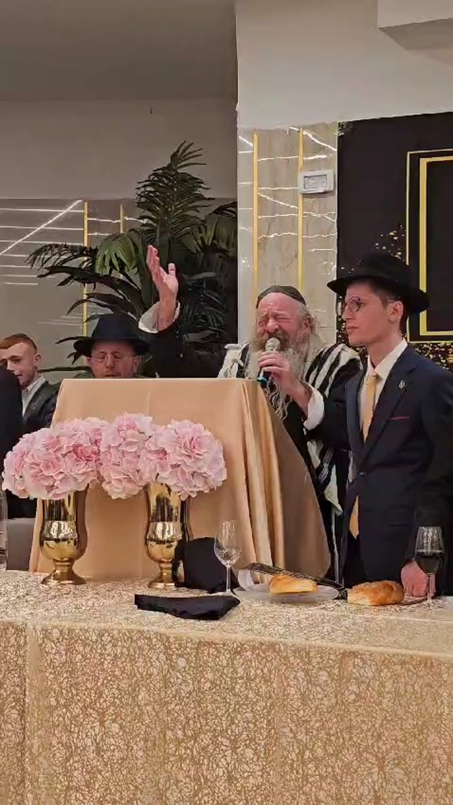 הגר"י עדס מתפלל על אביו באירוע