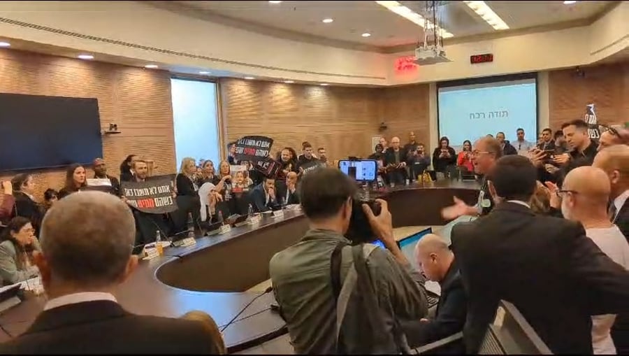 עוצרים את הדיון