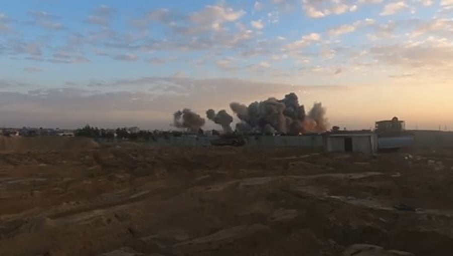 חיילי צה"ל מפוצצים מפעל אמל"ח בחאן יונס