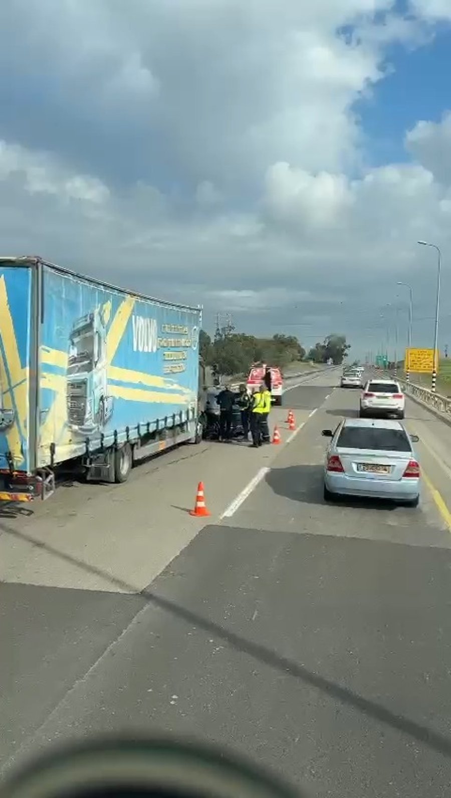 והנה תיעוד נוסף - מתנדבי מד"א מטפלים בזירה