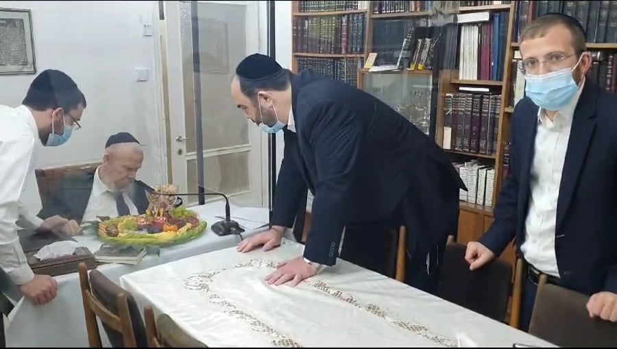 הגר"ג אדלשטיין ומגש הפירות