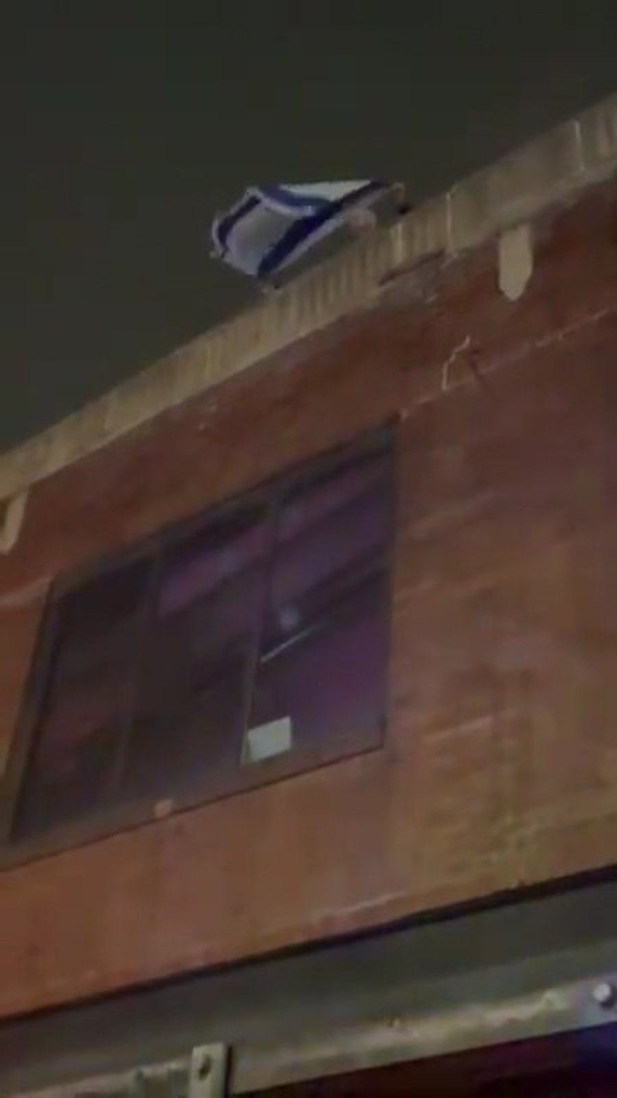 פטרמן מניף את הדגל 