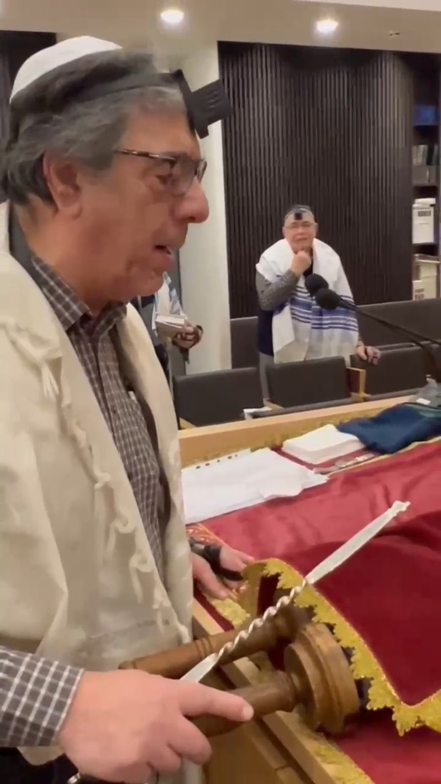 תפילה בבית הכנסת באיזמיר