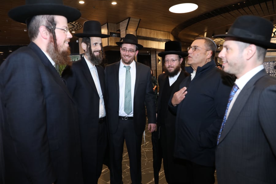 יצו פלדמן עם ראש עיריית ירושלים משה לאון ושמעון ברייטקופף